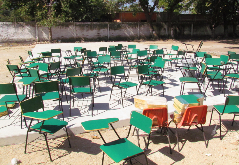 Entregan mobiliario a  escuela damnificada de Juchitán, Oaxaca