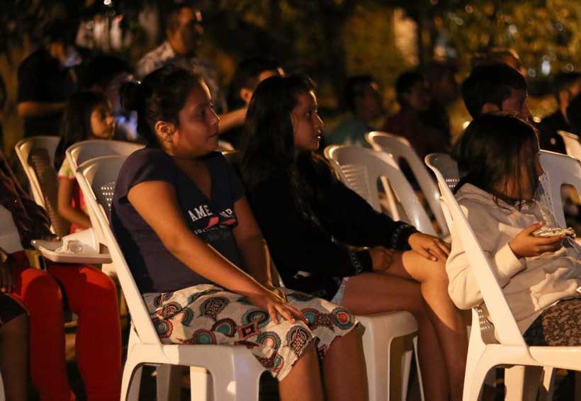 Llevan a jóvenes cine en comunidades de Huatulco, Oaxaca | El Imparcial de Oaxaca