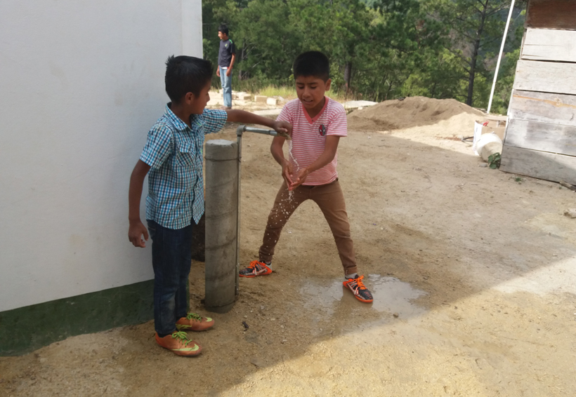 Llevan agua potable a familias de Santos Reyes Nopala, Oaxaca | El Imparcial de Oaxaca