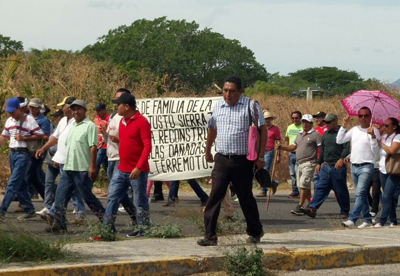Magisterio y organizaciones marchan en Juchitán, Oaxaca