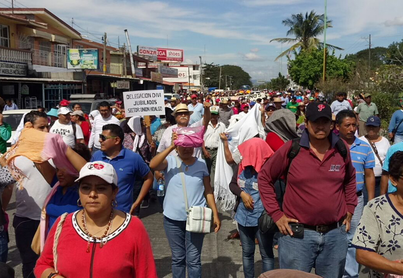 Magisterio y organizaciones marchan en Juchitán, Oaxaca