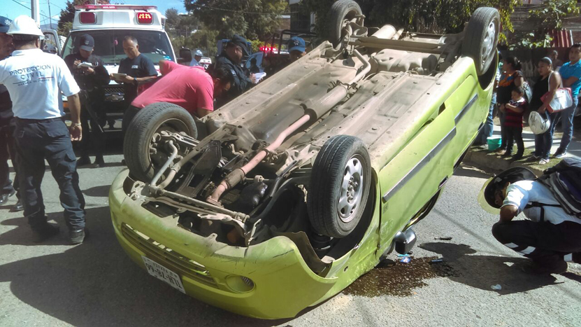 Vuelca auto tras falla mecánica en la carretera vieja a Monte Albán, Oaxaca | El Imparcial de Oaxaca