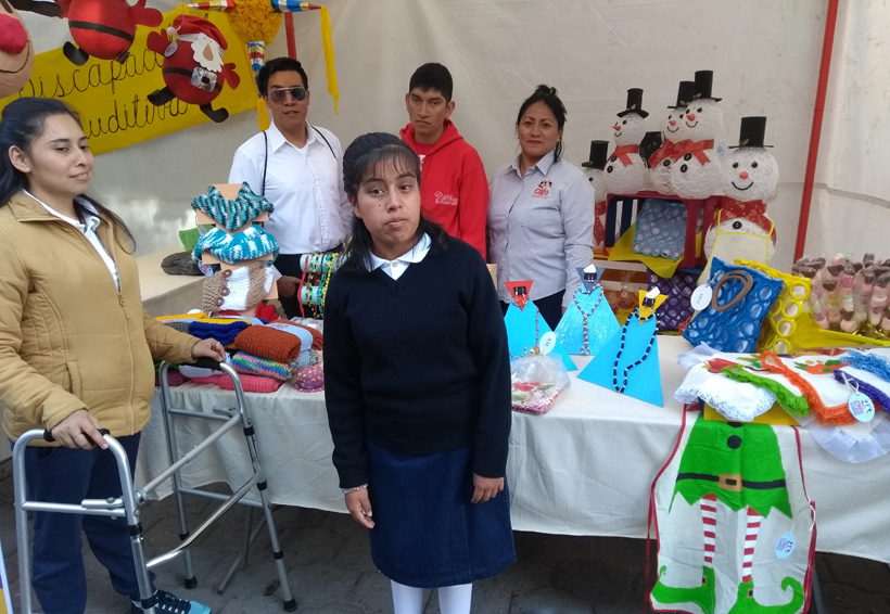 Personas con discapacidad en Oaxaca elaboran artesanías