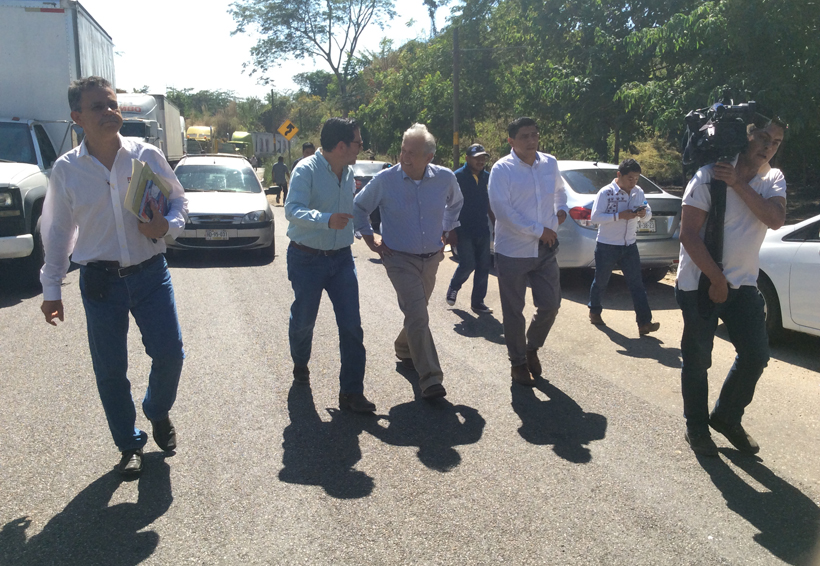 Pese a bloqueo carretero, AMLO llega a Pinotepa Nacional, Oaxaca