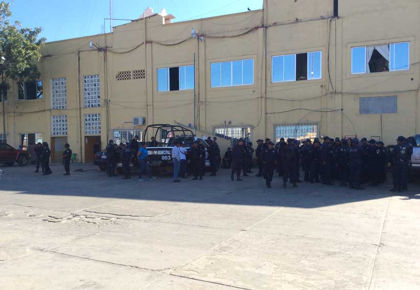 Policías de Pinotepa Nacional exigen  el pago de su aguinaldo | El Imparcial de Oaxaca