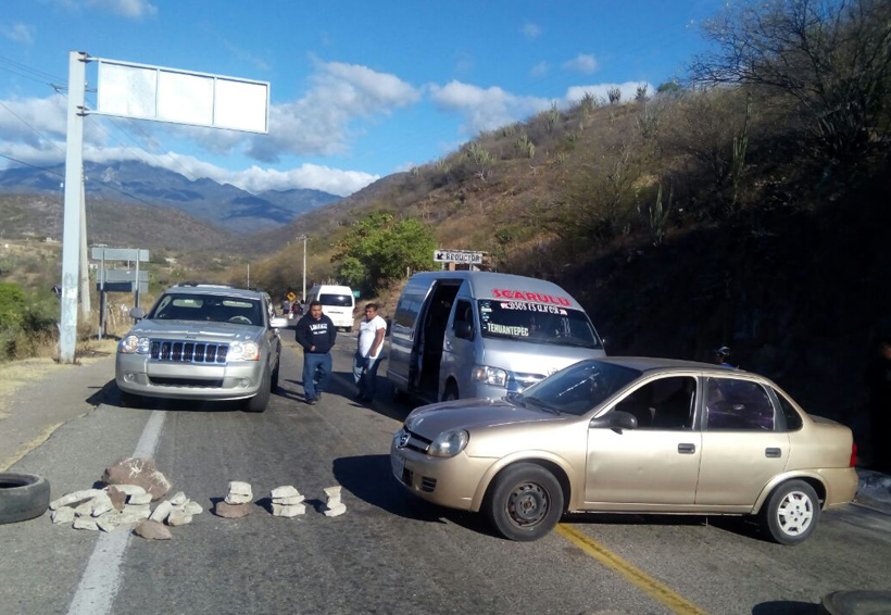 Profesores bloquean carreteras en el Istmo de Oaxaca
