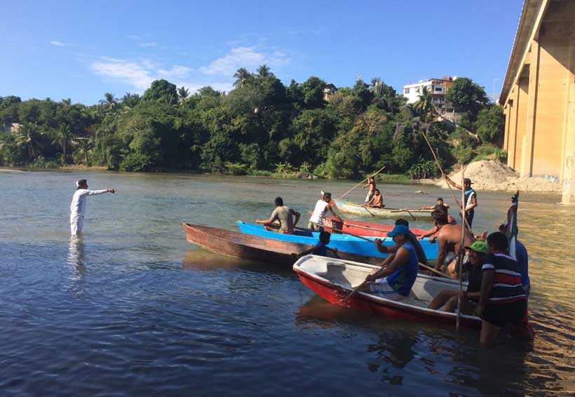 Realizan primera carrera de  canoas en río de Santa María Colotepec, Oaxaca