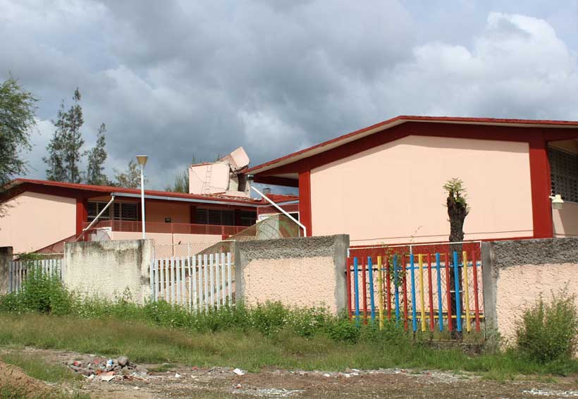 Sin intervención, diversas escuelas de Huajuapan de León tras sismo