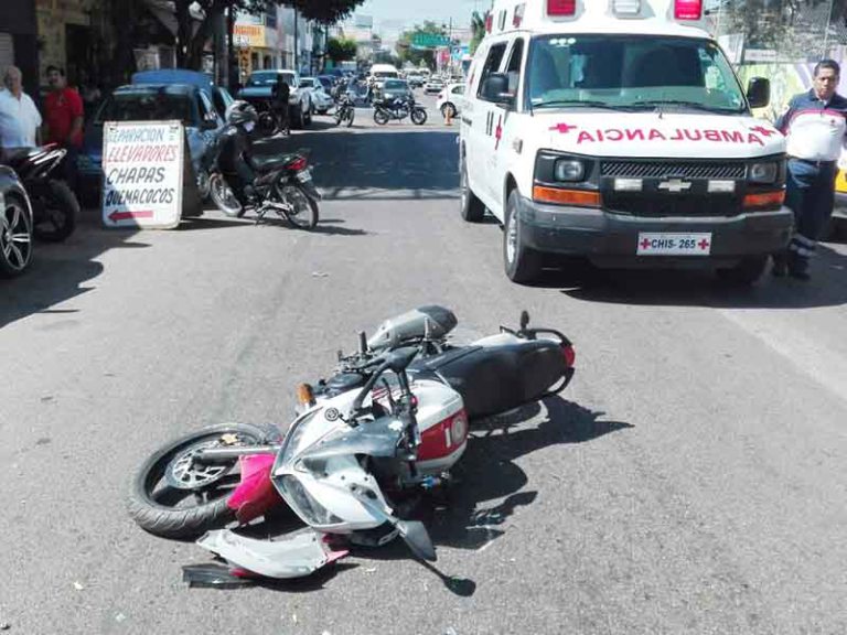 Por dar vuelta en U embistió a motociclista | El Imparcial de Oaxaca