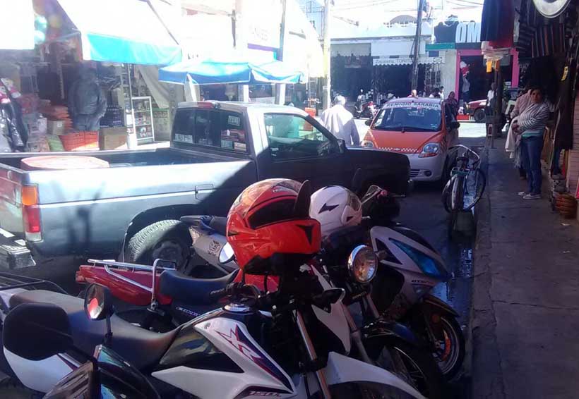 Vecinos de Huajuapan de León se inconforman contra base de taxis  y bloquean la calle | El Imparcial de Oaxaca
