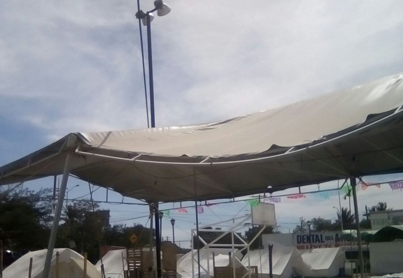 Vientos vuelan casas de campaña  de damnificados en Juchitán, Oaxaca