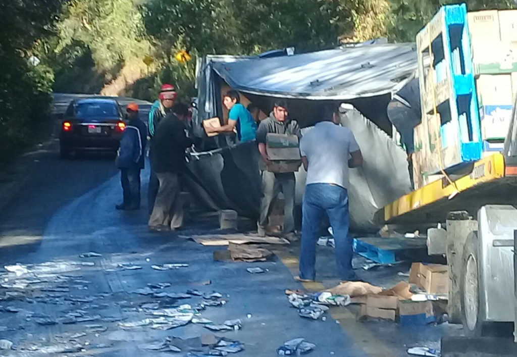 Roban cajas de leche de camión accidentado en la carretera federal 175 | El Imparcial de Oaxaca