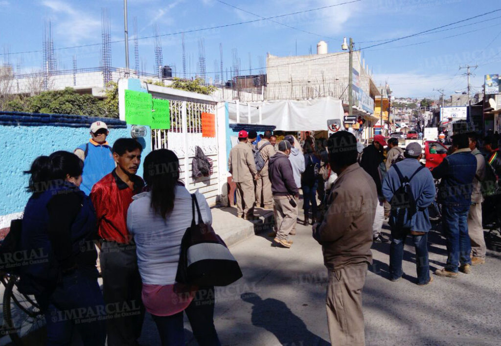 Toman Sapahua para reclamar aguinaldos en Huajuapan, Oaxaca | El Imparcial de Oaxaca