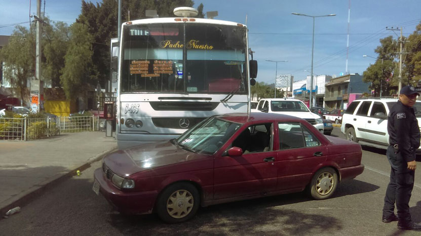 Se atraviesa de forma imprudente; camión urbano lo impacta | El Imparcial de Oaxaca