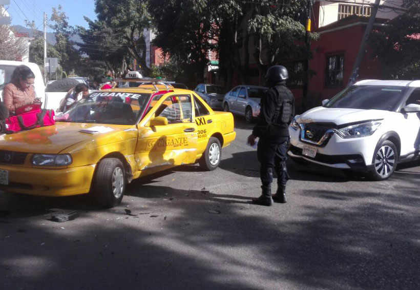 Colisionan autos en la colonia Reforma, Oaxaca