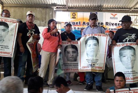 Ángel Aguirre no debe ser diputado: padres de los 43 | El Imparcial de Oaxaca