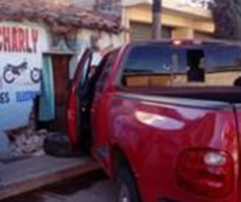 Choca su auto contra una casa en Huajuapan de León, Oaxaca | El Imparcial de Oaxaca