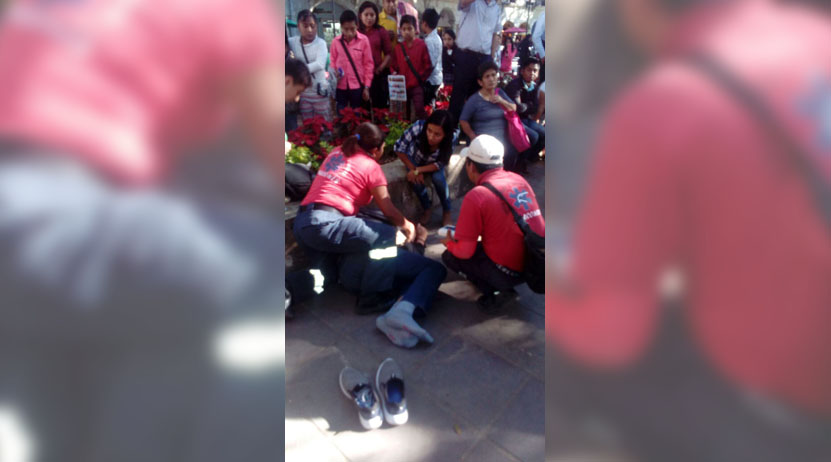 Persona en estado etílico cae en el zócalo de Oaxaca | El Imparcial de Oaxaca
