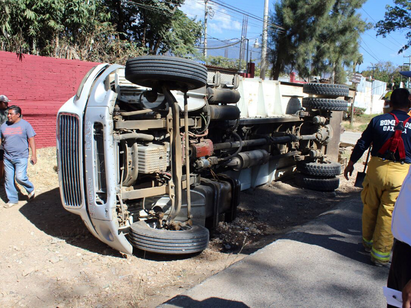 Vuelca camión recolector de basura en San Francisco Tutla, Oaxaca | El Imparcial de Oaxaca
