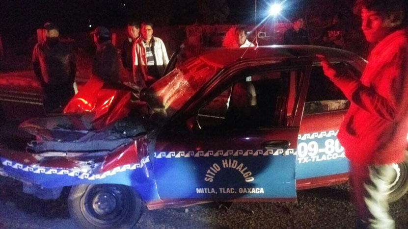 ¡Otra de taxis! Se impacta colectivo foráneo con camión