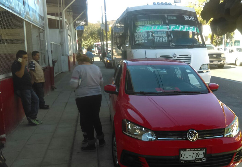 Otra de urbanos; choca camión contra particular, dos heridos | El Imparcial de Oaxaca