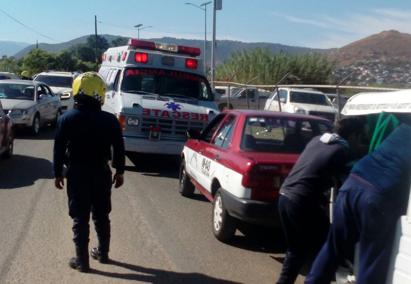 Colisiona mototaxi y particular en la ex-Garita de Xoxo, Oaxaca | El Imparcial de Oaxaca
