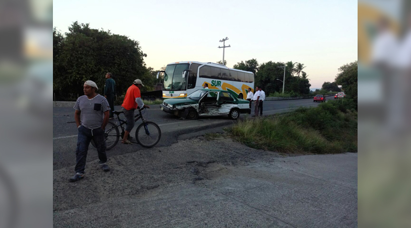 Vuelca y cae a barranco tras impactar taxi foráneo en  Salina Cruz, Oaxaca | El Imparcial de Oaxaca