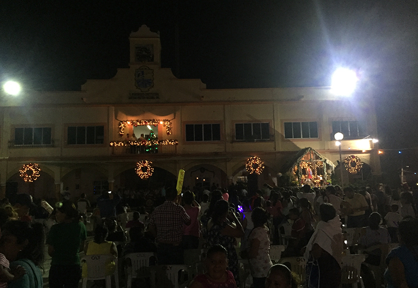 Encienden las luces de Navidad en Pinotepa Nacional
