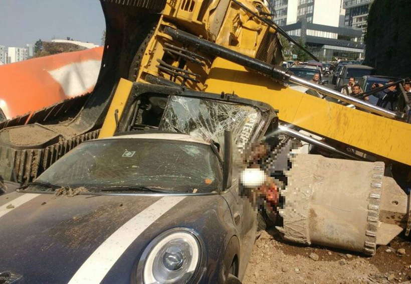 Video: Cae excavadora y aplasta a cinco vehículos en Interlomas; dos muertos y seis heridos | El Imparcial de Oaxaca