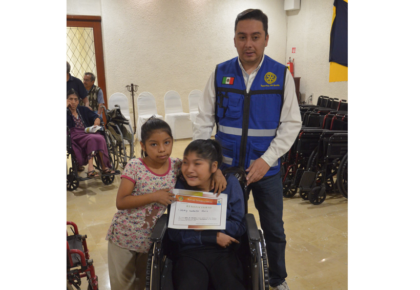 Reciben sillas de ruedas Club Rotario de Antequera