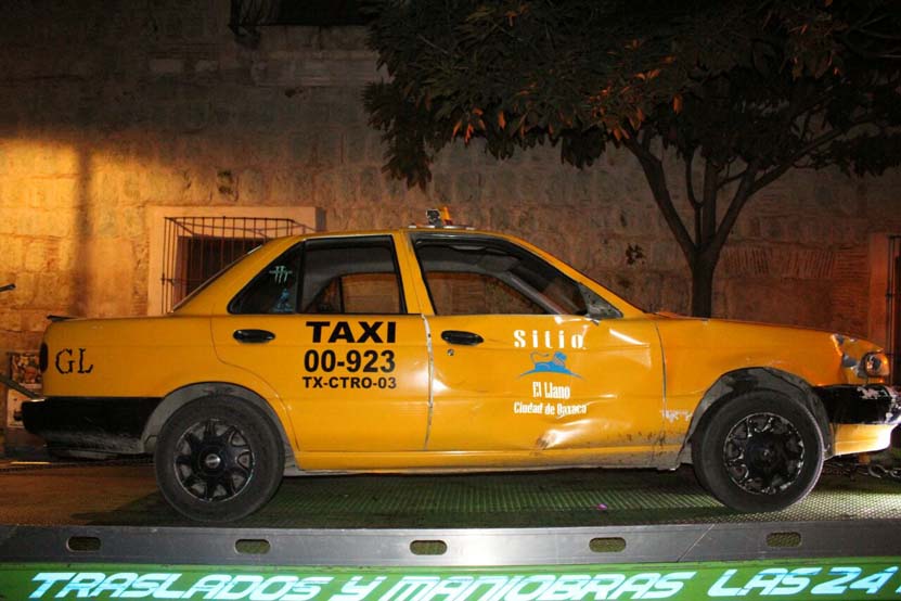 Se impactan motociclistas contra taxi en Oaxaca