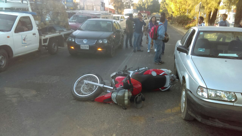 Derrapa y choca contra dos autos en San Antonio de la Cal, Oaxaca | El Imparcial de Oaxaca