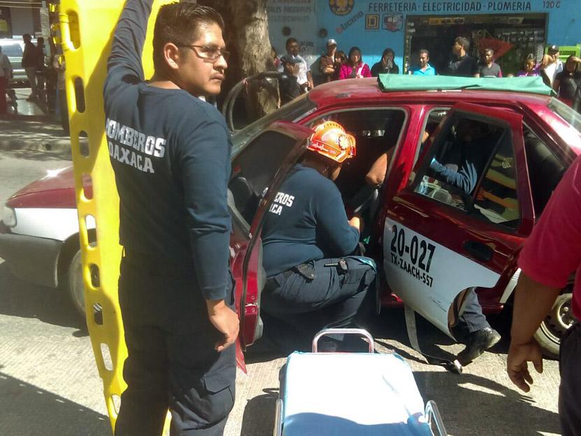 Urbano impacta a taxi foráneo en inmediaciones de la Central de Abasto, Oaxaca | El Imparcial de Oaxaca