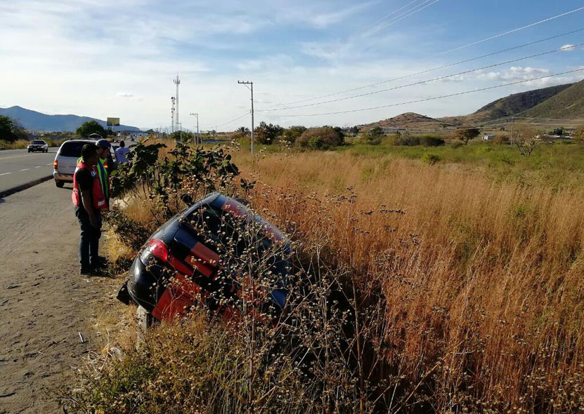 Provoca choque y abandona el auto a la altura de Macuilxóchitl, Oaxaca | El Imparcial de Oaxaca