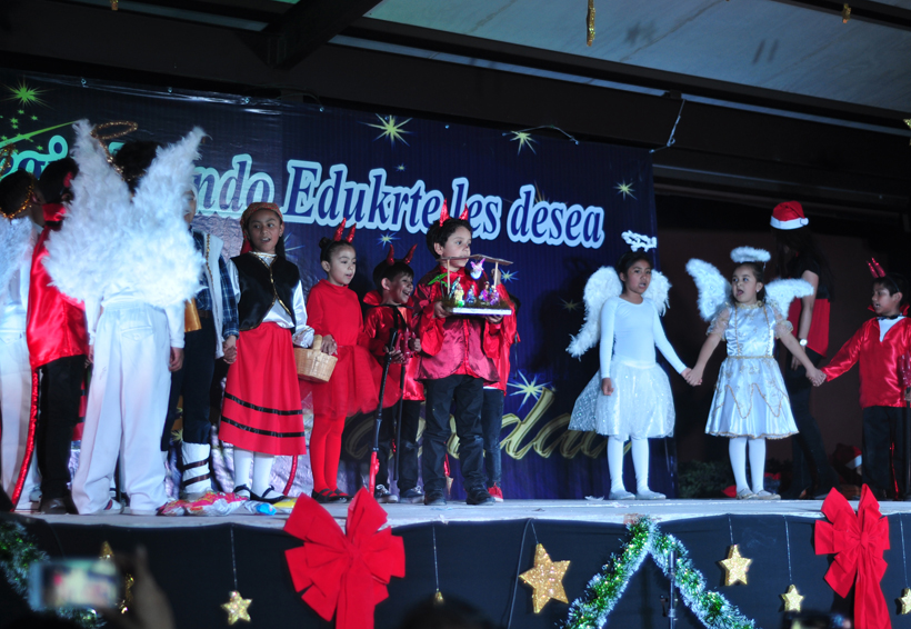 Colegio Mundo Edukrte celebró su festival navideño