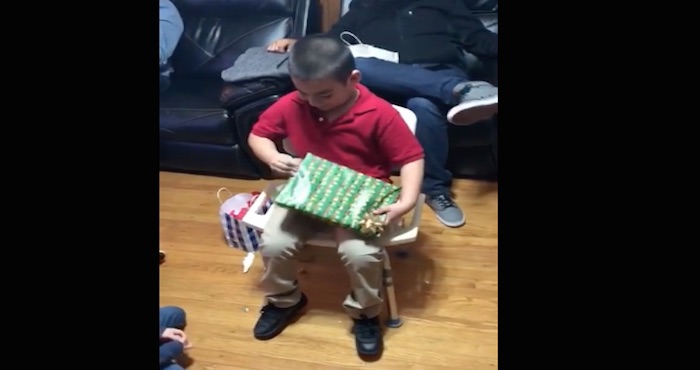 VideoImuestra la emoción de un niño al recibir un inesperado regalo de Navidad: una caja con donas | El Imparcial de Oaxaca