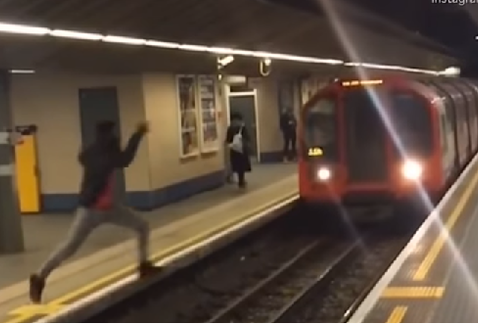 Video: Joven realiza peligroso salto en metro de Londres | El Imparcial de Oaxaca