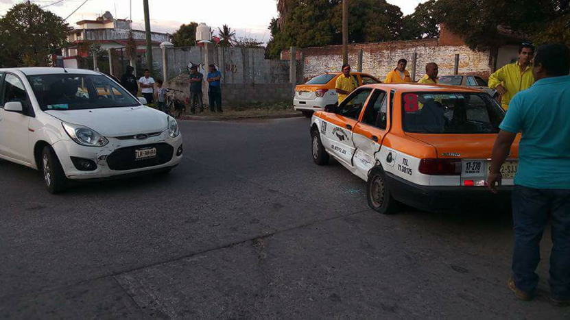 Choca taxi contra particular en Ixtepec | El Imparcial de Oaxaca