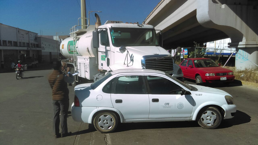 Choca carro de la CFE contra un camión de Pemex | El Imparcial de Oaxaca