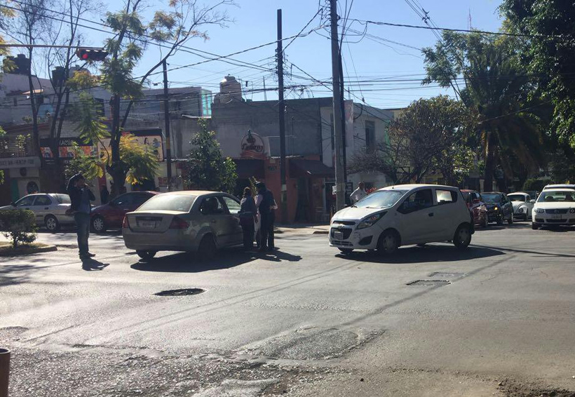 Falta de precaución y exceso de velocidad provocan choque en la colonia Reforma | El Imparcial de Oaxaca