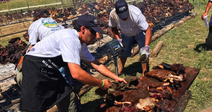Uruguay rompe el récord Guinness por el asado con cuero más grande el mundo | El Imparcial de Oaxaca