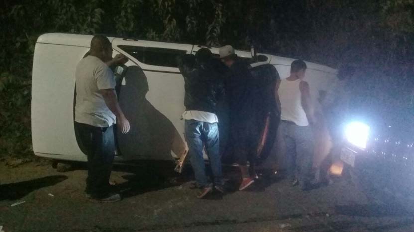 Vuelcan taxi al escapar tras atraco en Oaxaca