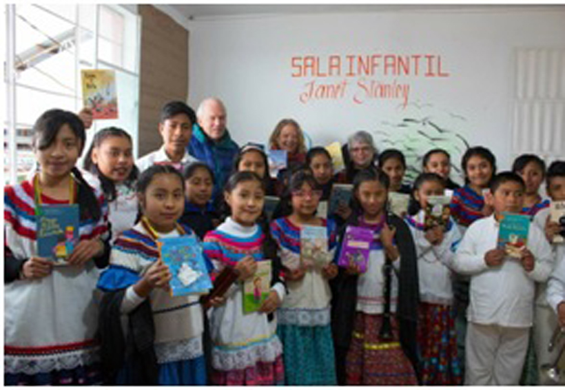 Donan libros a biblioteca de la Cañada