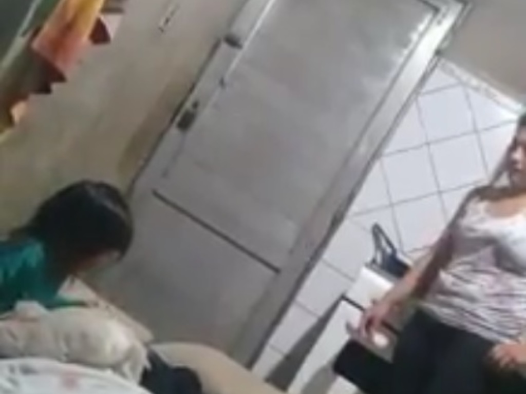 Video: Mujer golpeó salvajemente a su hija por una tablet | El Imparcial de Oaxaca