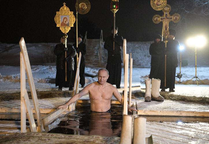 Putin celebra la Epifanía sumergiendose e en aguas heladas | El Imparcial de Oaxaca