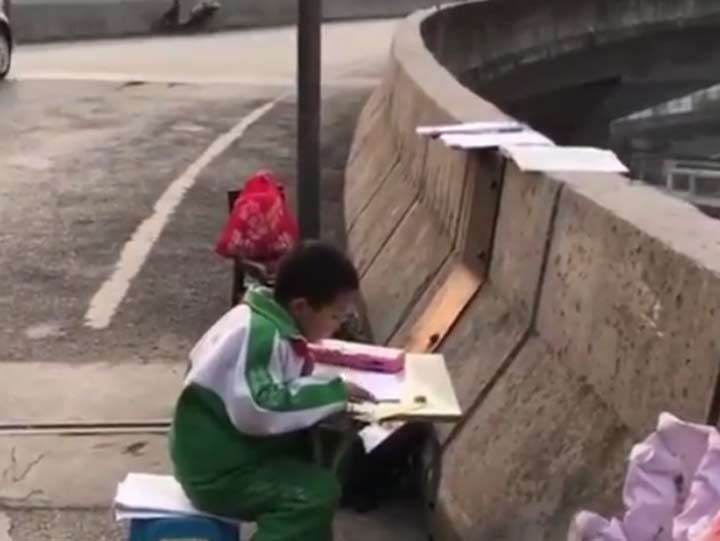 Video: Niño debe hacer la tarea en la calle porque no hay luz en su casa | El Imparcial de Oaxaca