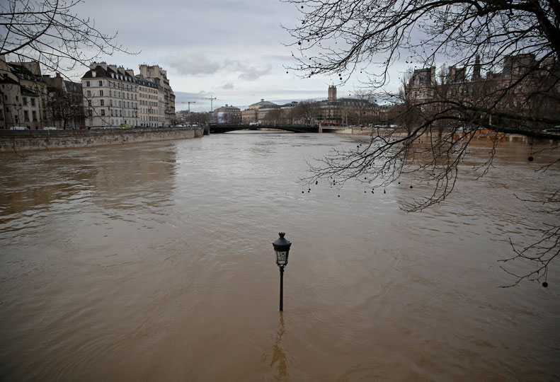 Se desborda Río Sena en París