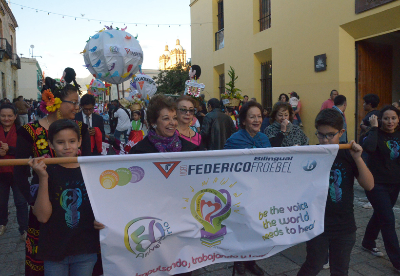Alumnos, maestros y directivos Liceo Federico Froebel festejaron los 50 años de su institución