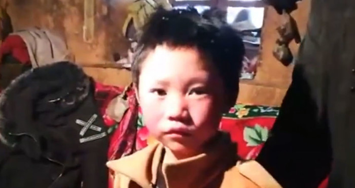 Niño llega a su escuela en China con el cabello congelado; caminó durante una hora bajo temperaturas de -9º | El Imparcial de Oaxaca