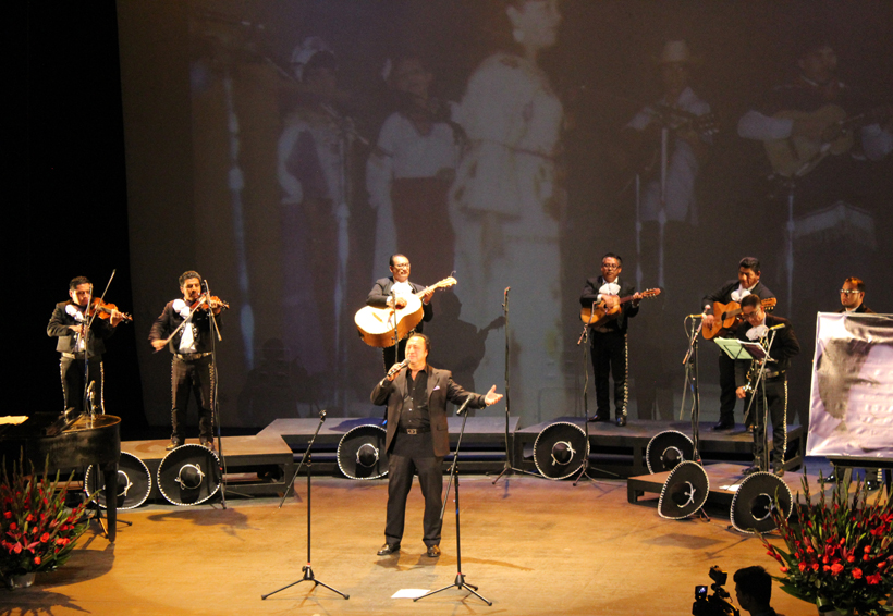 Cantan solistas de Oaxaca a  Reyna Vázquez Montaño